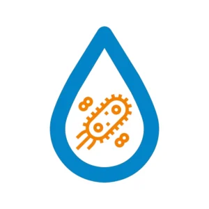 Grafika usługi badania wody basenowej przedstawia symbol w kształcie niebieskiej kropli wody, w której wnętrzu znajduje się pomarańczowy, uproszczony rysunek bakterii Pseudomonas aeruginosa.